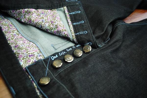 pantalon sportswear sur mesure broderies