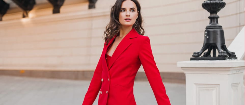 femme_costume_veste_rouge