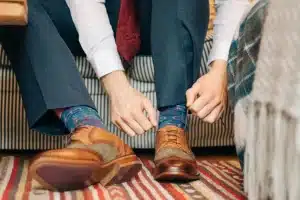 Homme qui lace ses chaussures pour son mariage