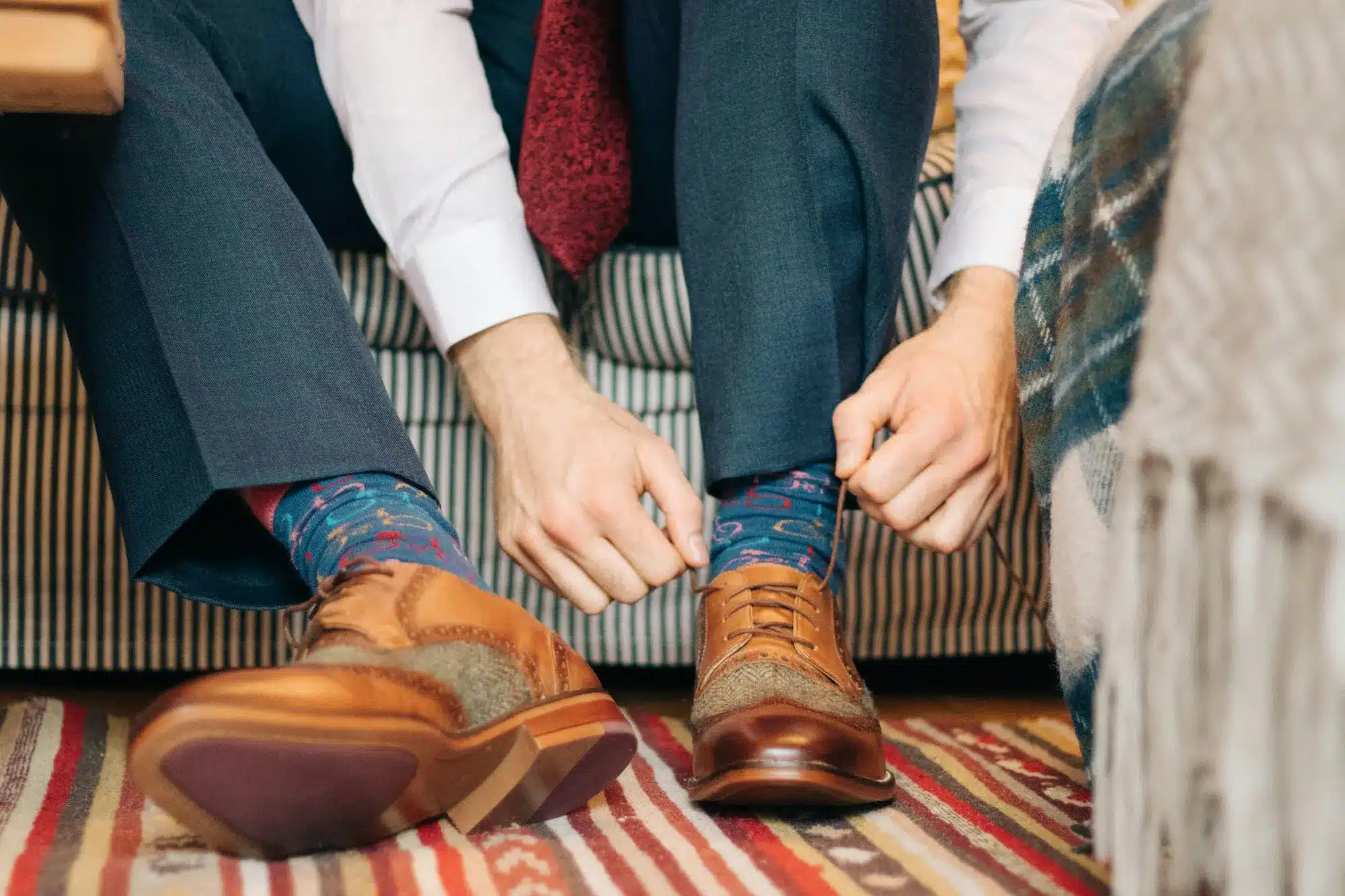 Homme qui lace ses chaussures pour son mariage